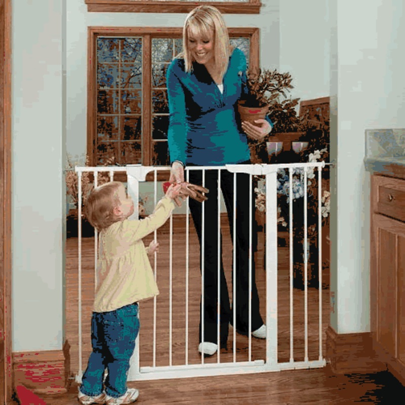 Kidco Tall & Wide Auto Close Gateway - White
