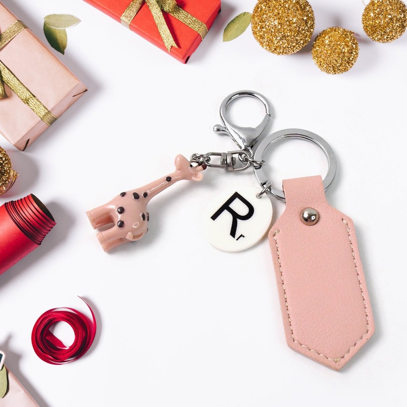 Charming Giraffe Keychain  A Touch of Whimsy for Your Everyday Essentials (1 Pc)