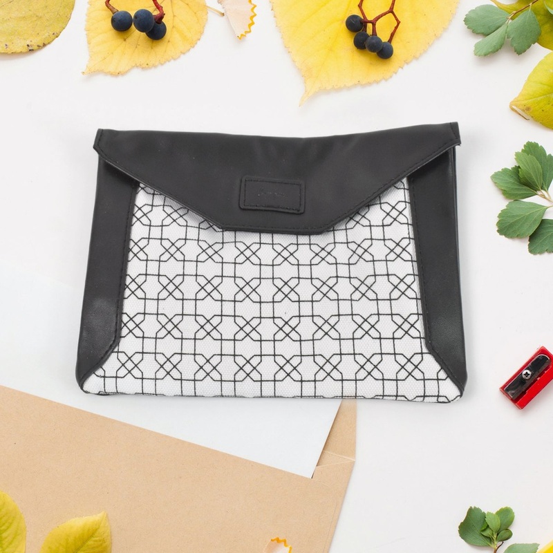Multipurpose Pouch With Magnetic Lock(1 Pc / 1914 Cm)